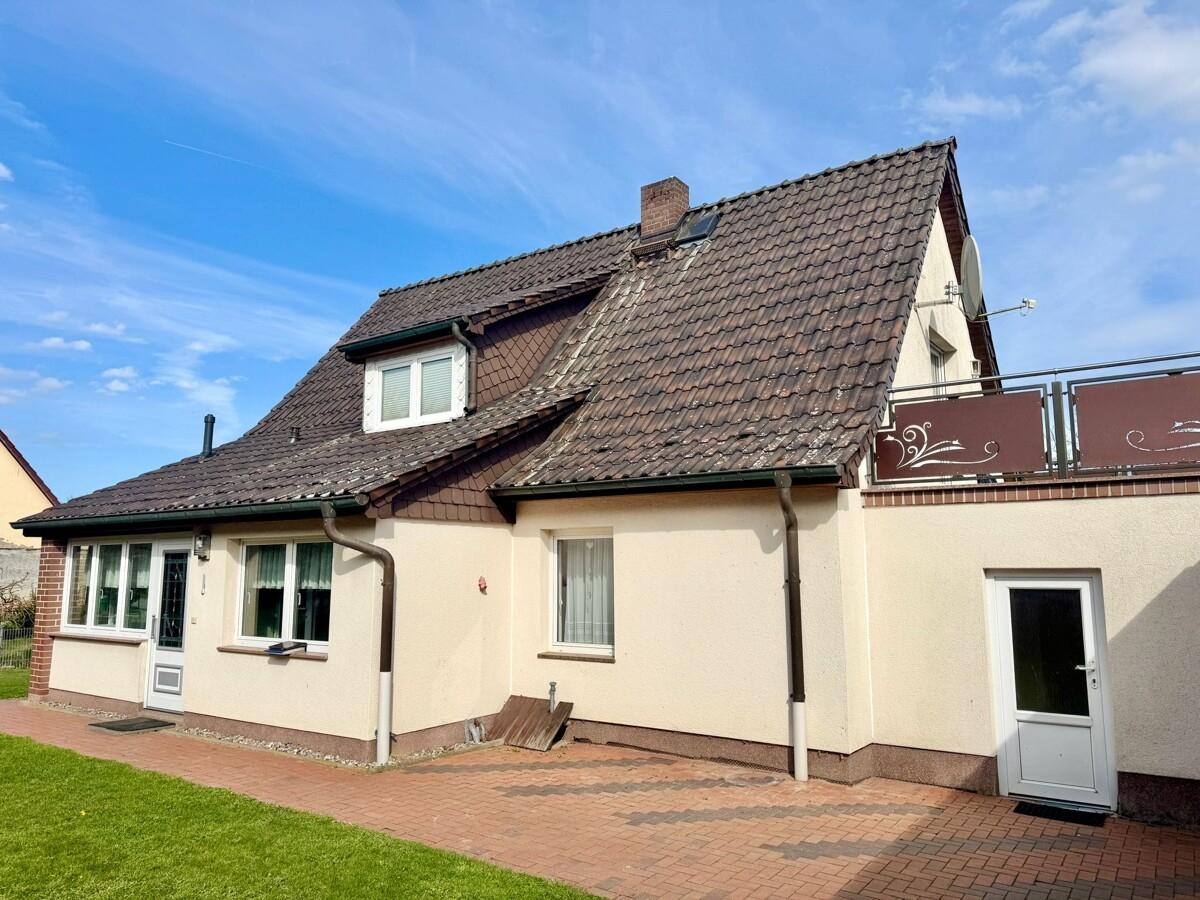 Hausansicht vom Grundstück