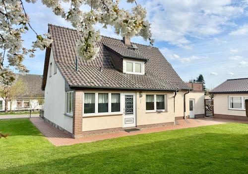 Hausansicht vom Grundstück