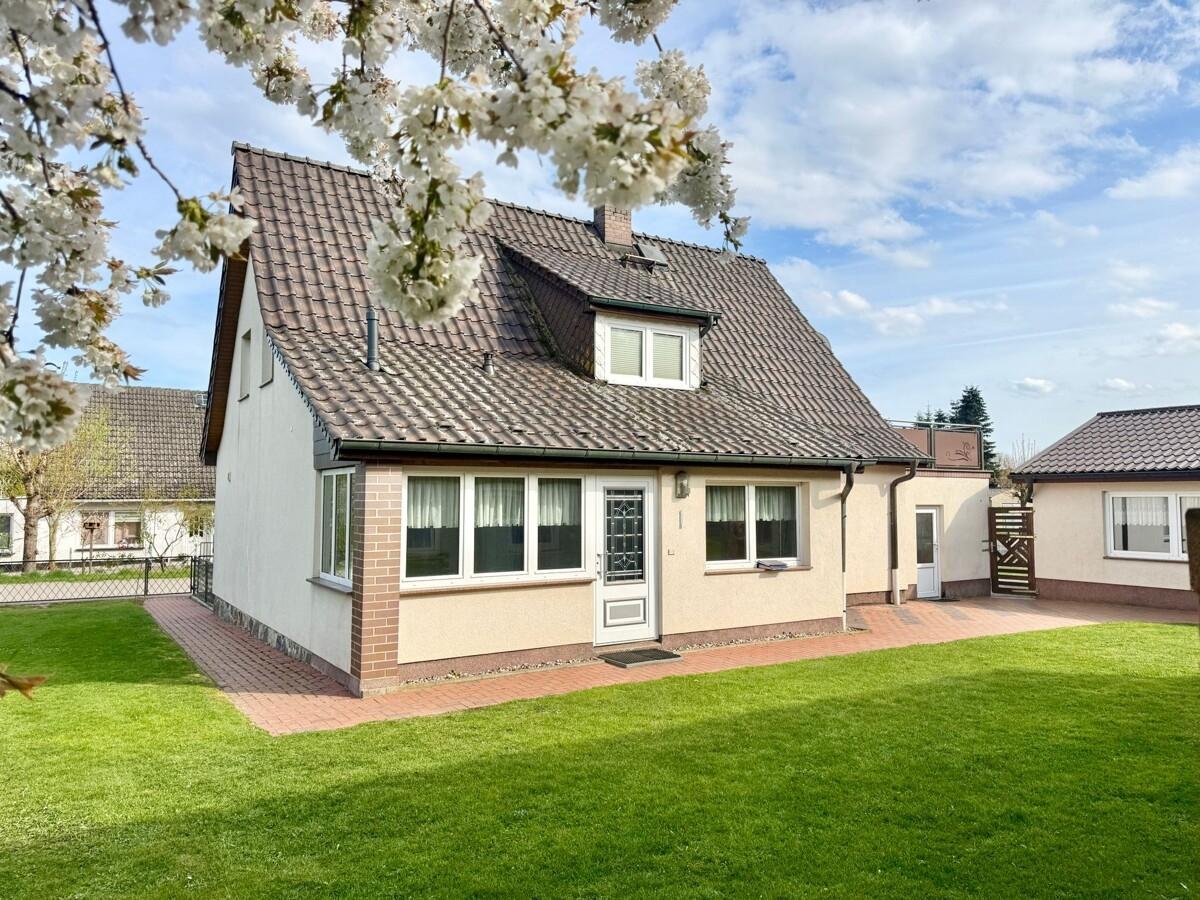 Hausansicht vom Grundstück