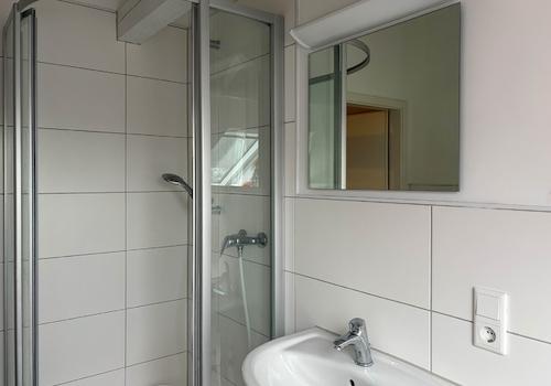 Badezimmer mit Dusche und Wanne