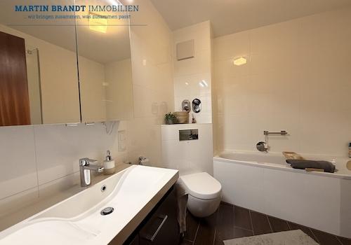 modernes Bad mit Dusche + Badewanne