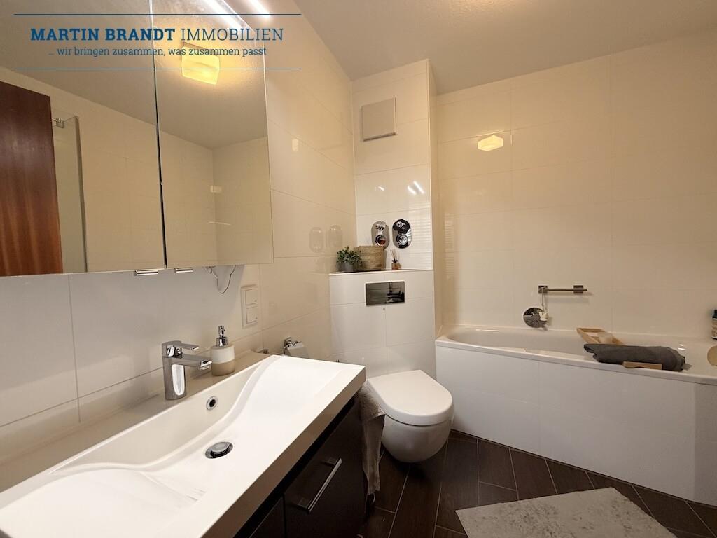 modernes Bad mit Dusche + Badewanne