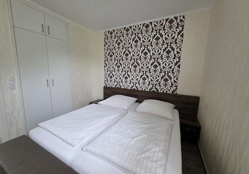 Schlafzimmer EG/Einbauschrank 