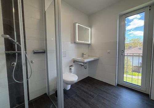 Badezimmer mit Dusche