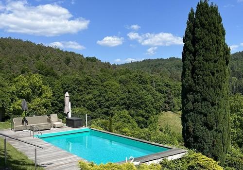 Beheizter Pool mit Terrasse