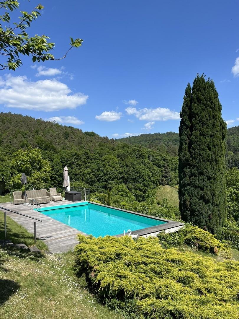Beheizter Pool mit Terrasse