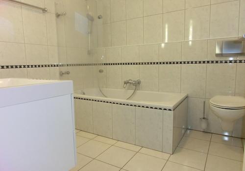 Teilansicht 2 Badezimmer