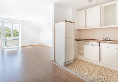 Wohnzimmer mit Küchenblick