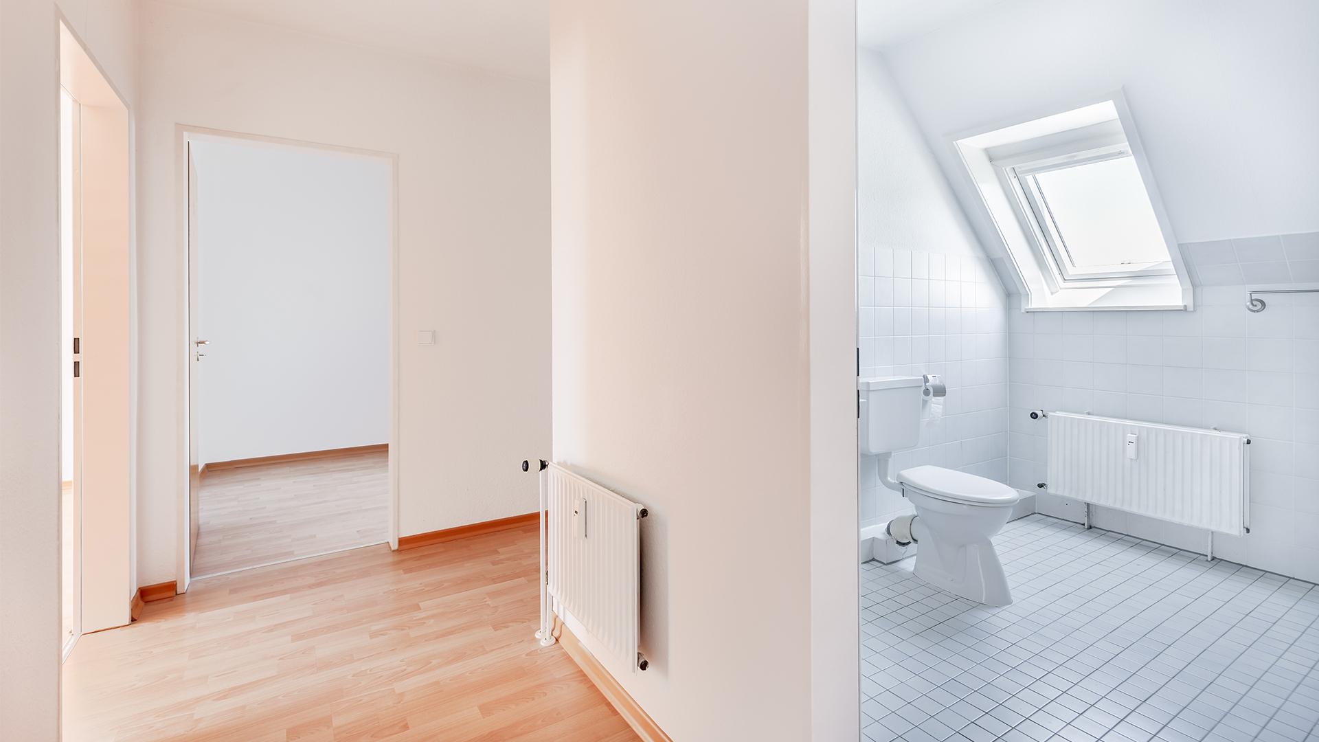 Flur mit Blick ins Badezimmer 