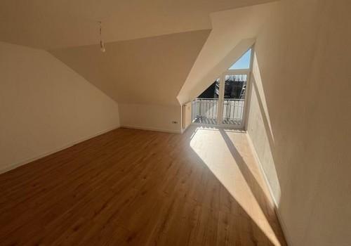 Wohnzimmer mit Balkonzugang