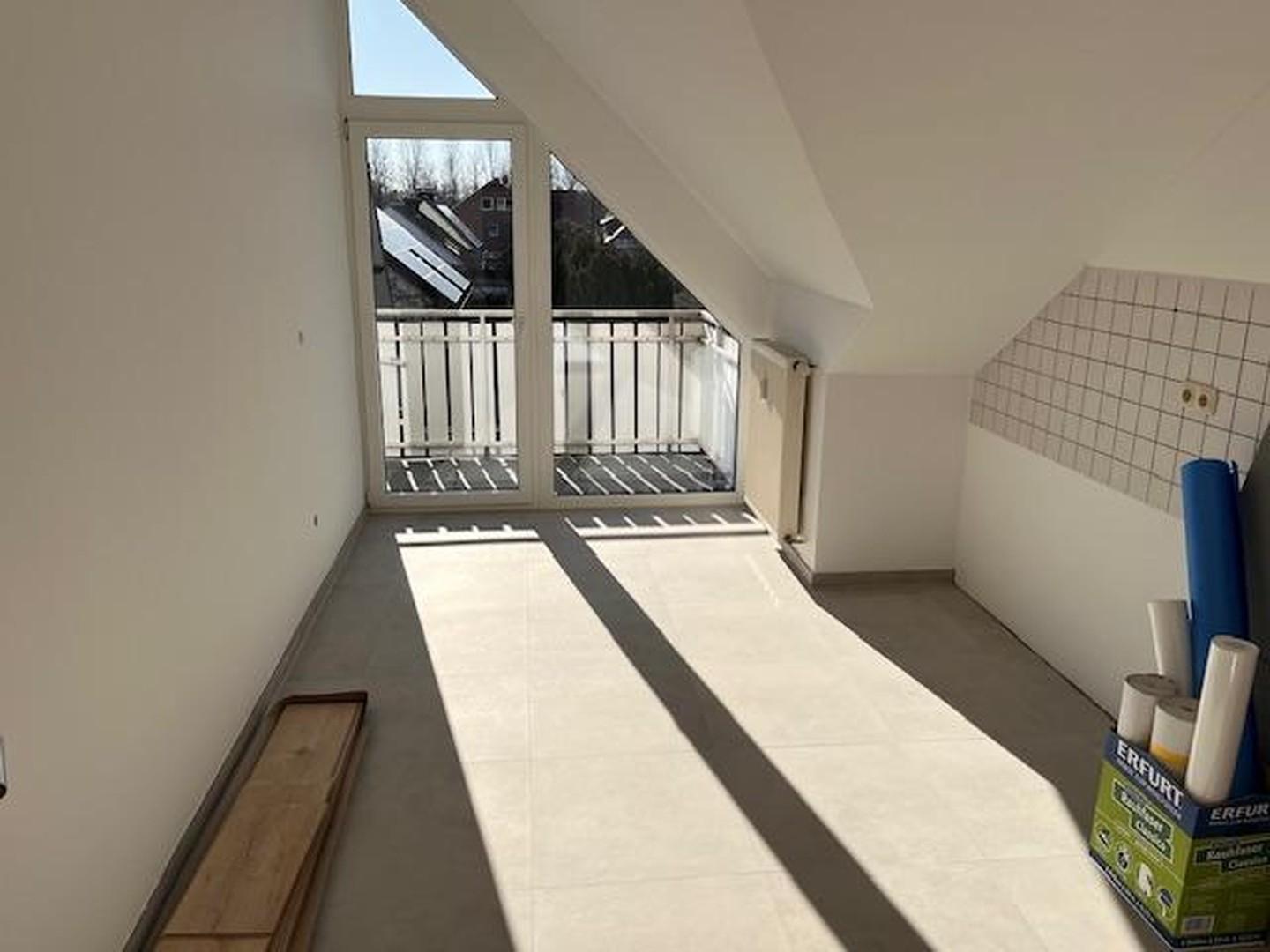 Küche mit Balkonzugang