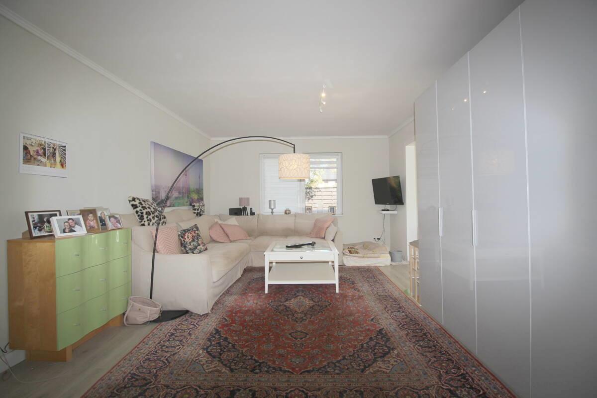 Wohnzimmer mit Zugang Wi.garten u. Schlafzimmer
