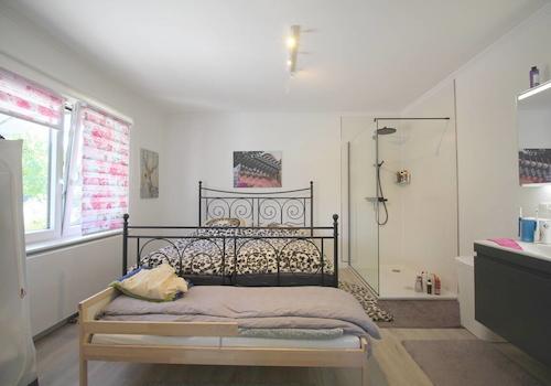 Schlafzimmer mit großer Regendusche u. Waschtisch EG