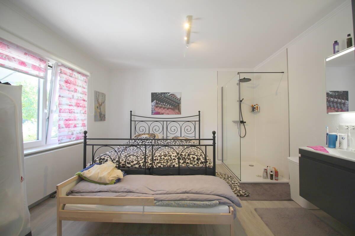 Schlafzimmer mit großer Regendusche u. Waschtisch EG