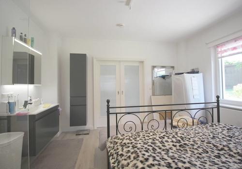 Modernes Schlafzimmer separierbar mit hist. Doppeltür
