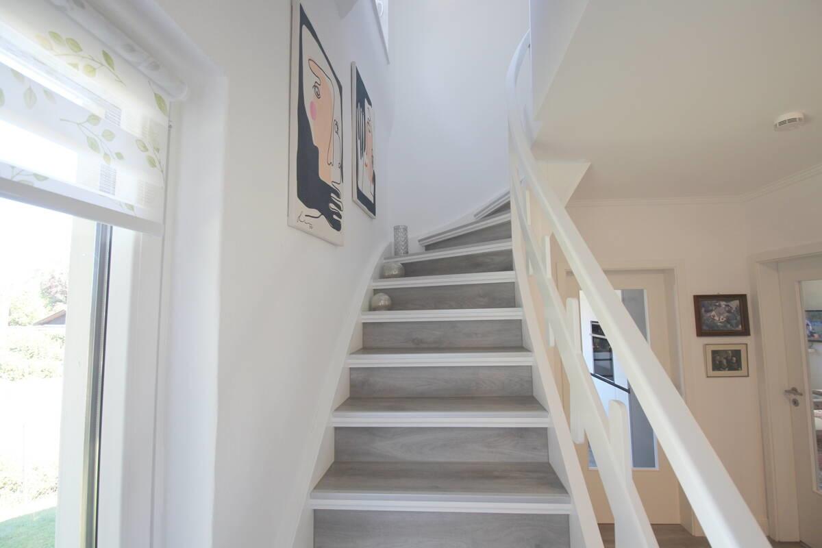 Original Holztreppe mit hochwertiger Renovierung