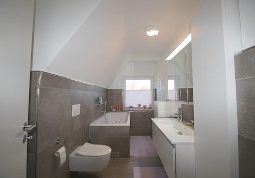 Hochwertiges Bad mit Wannen-Whirlpoolfunktion DG