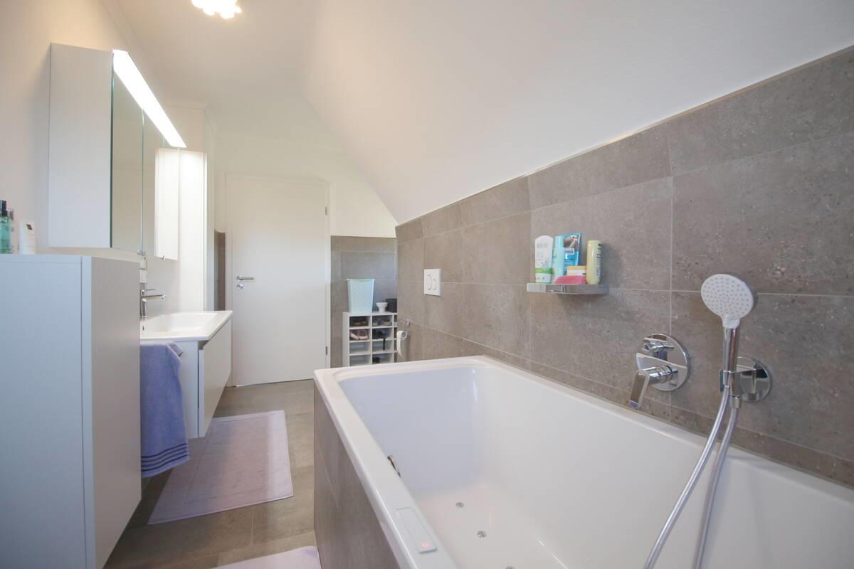 Badezimmer DG aus Wannenperspektive