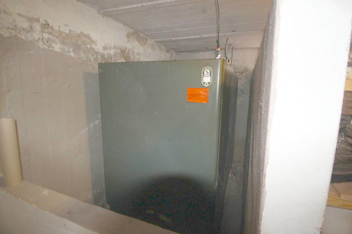 3.000 Liter fassender Erdöltank Keller