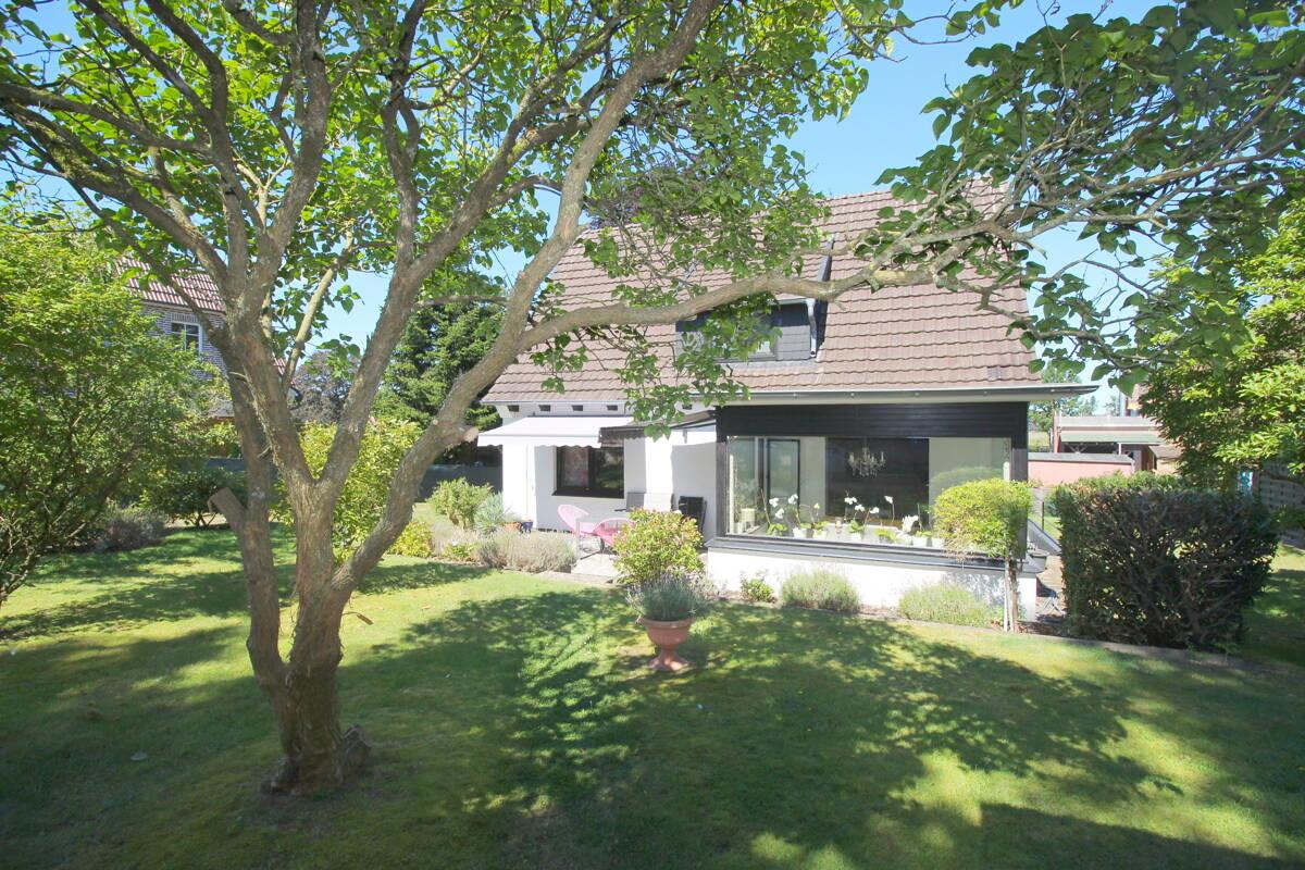 Gartenpanorama und EFH mit Wintergarten und Terrasse