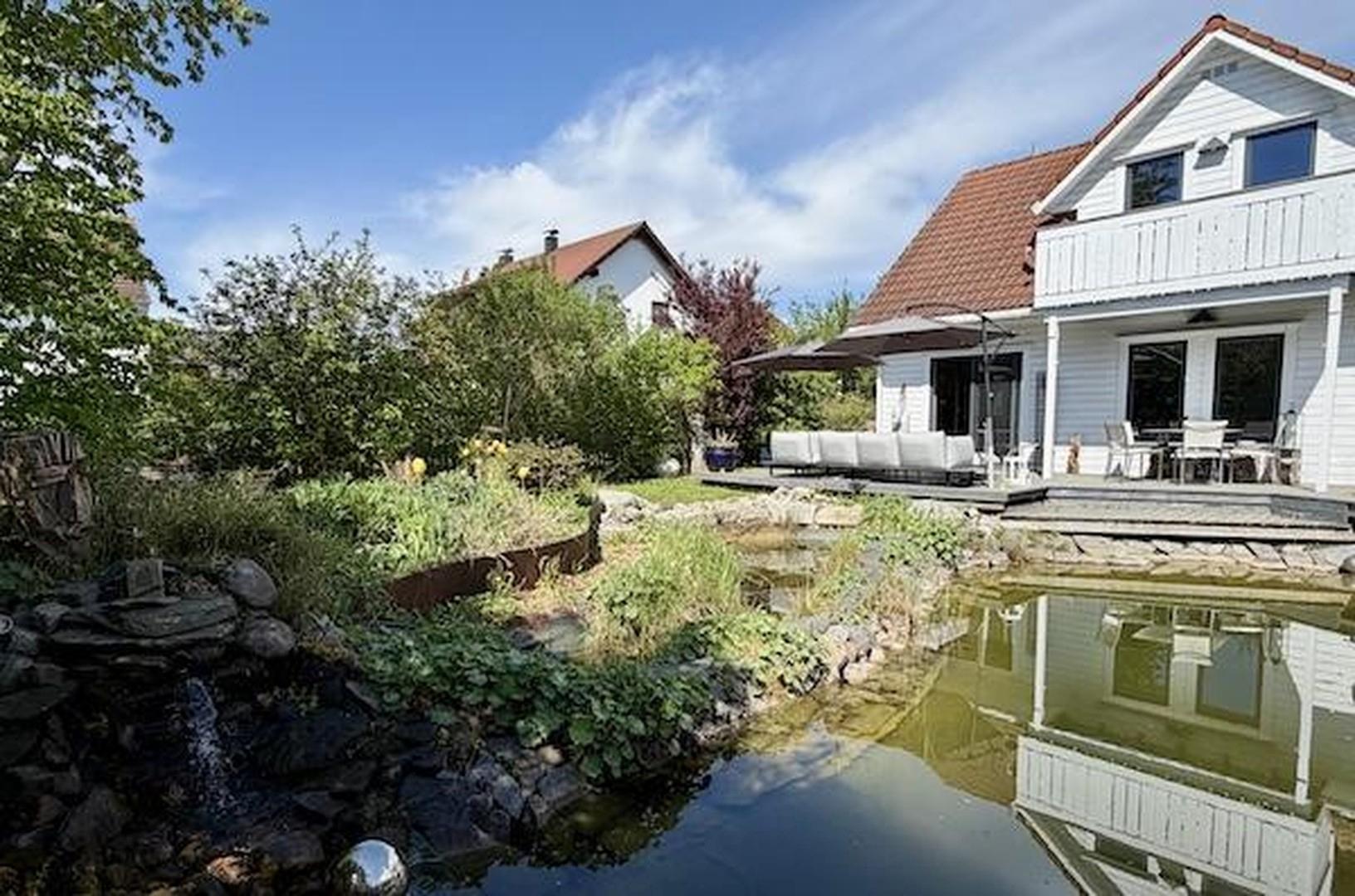 Blick über Teich auf Terrasse