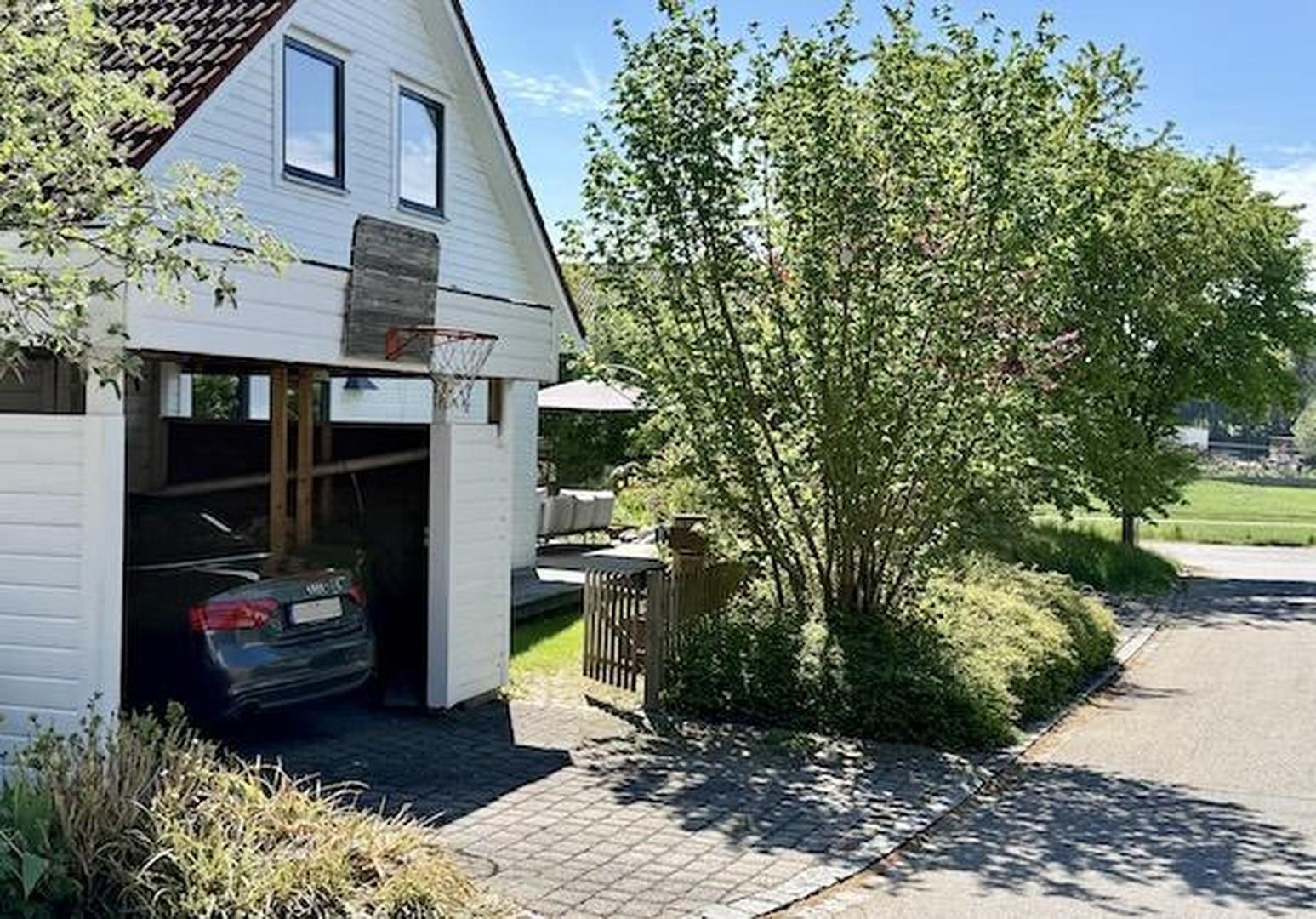 Blick von Strasse auf Carport 