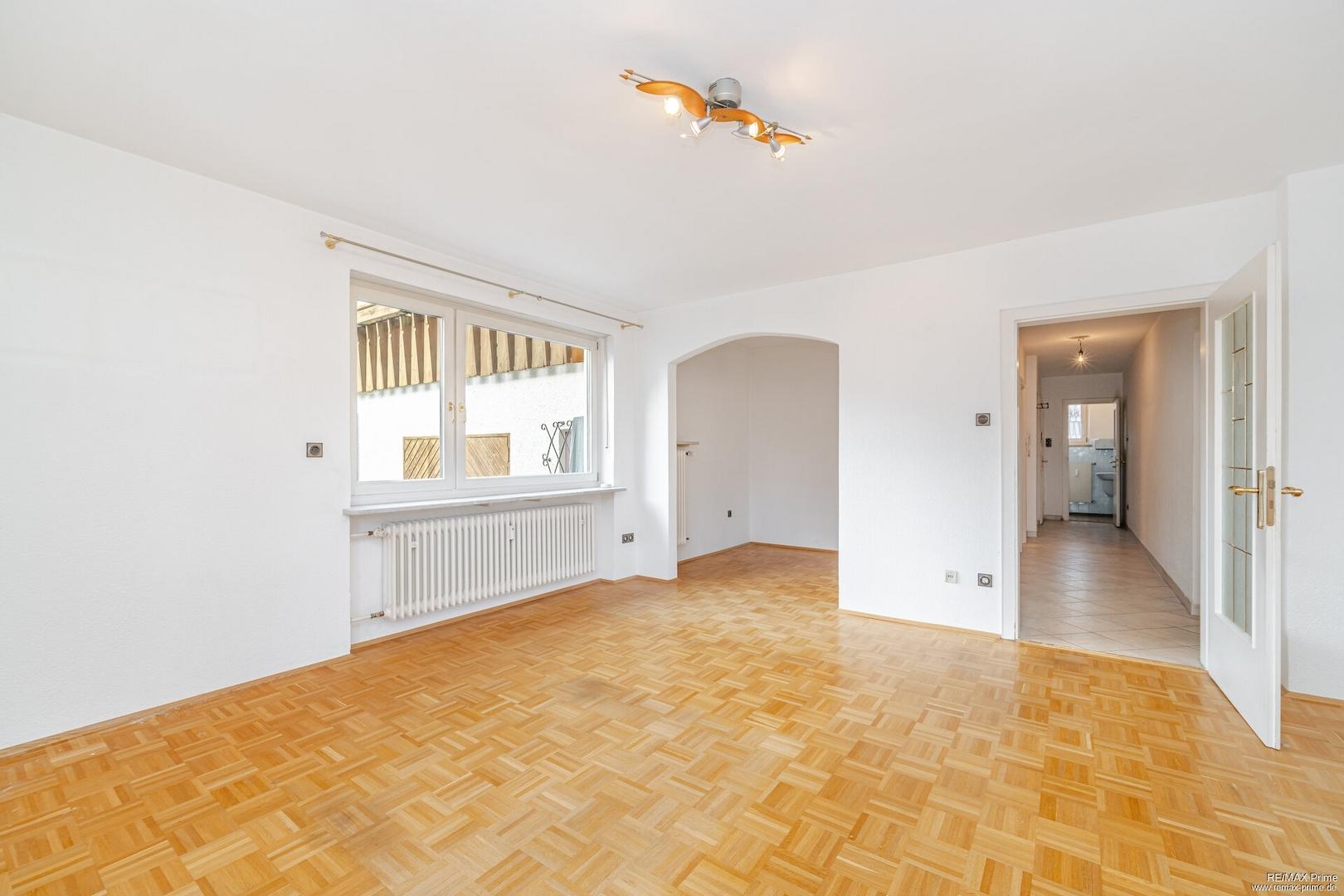 geräumiges Wohnzimmer