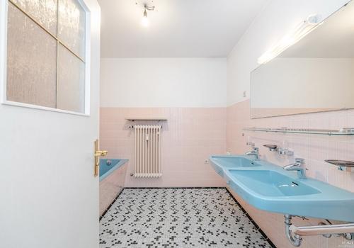 großes Badezimmer