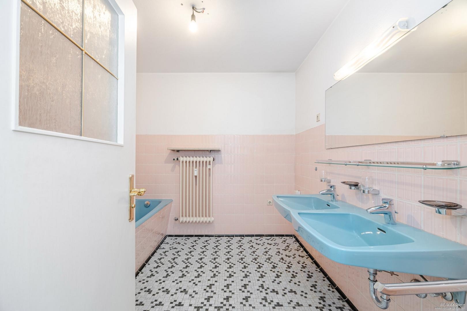 großes Badezimmer
