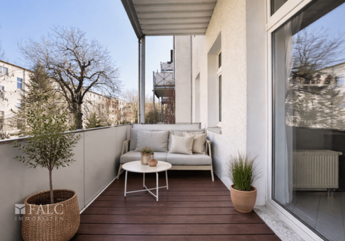 Balkon zum Innenhof virtuell eingerichtet
