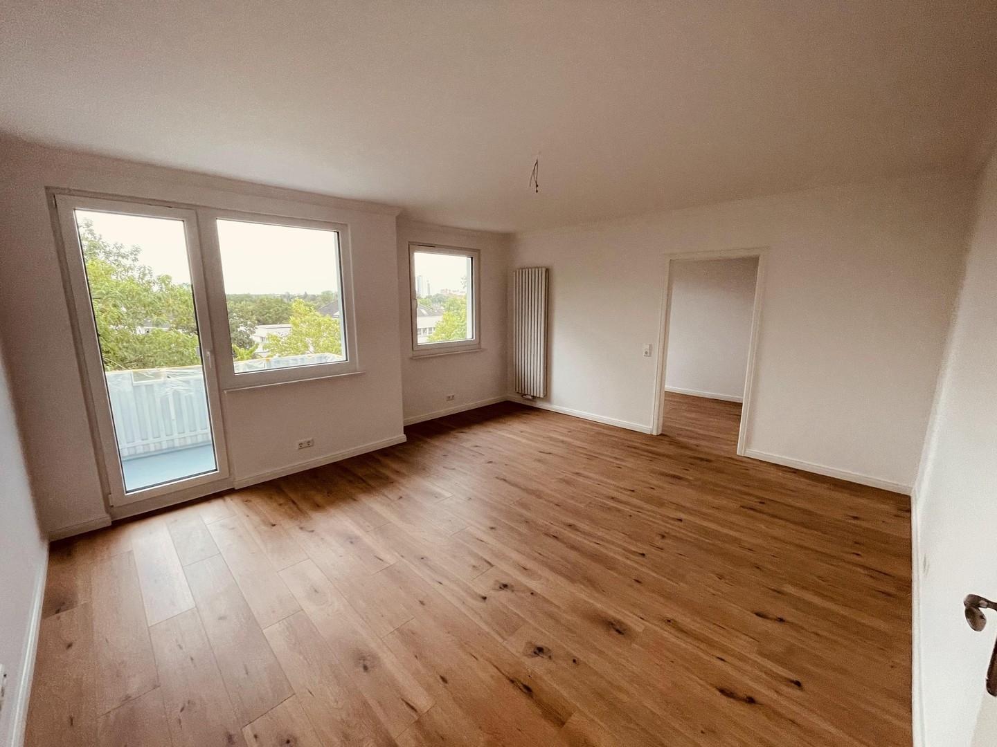 Wohnzimmer mit Balkon