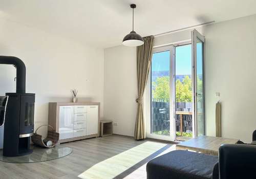 Wohnzimmer mit Balkonzugang