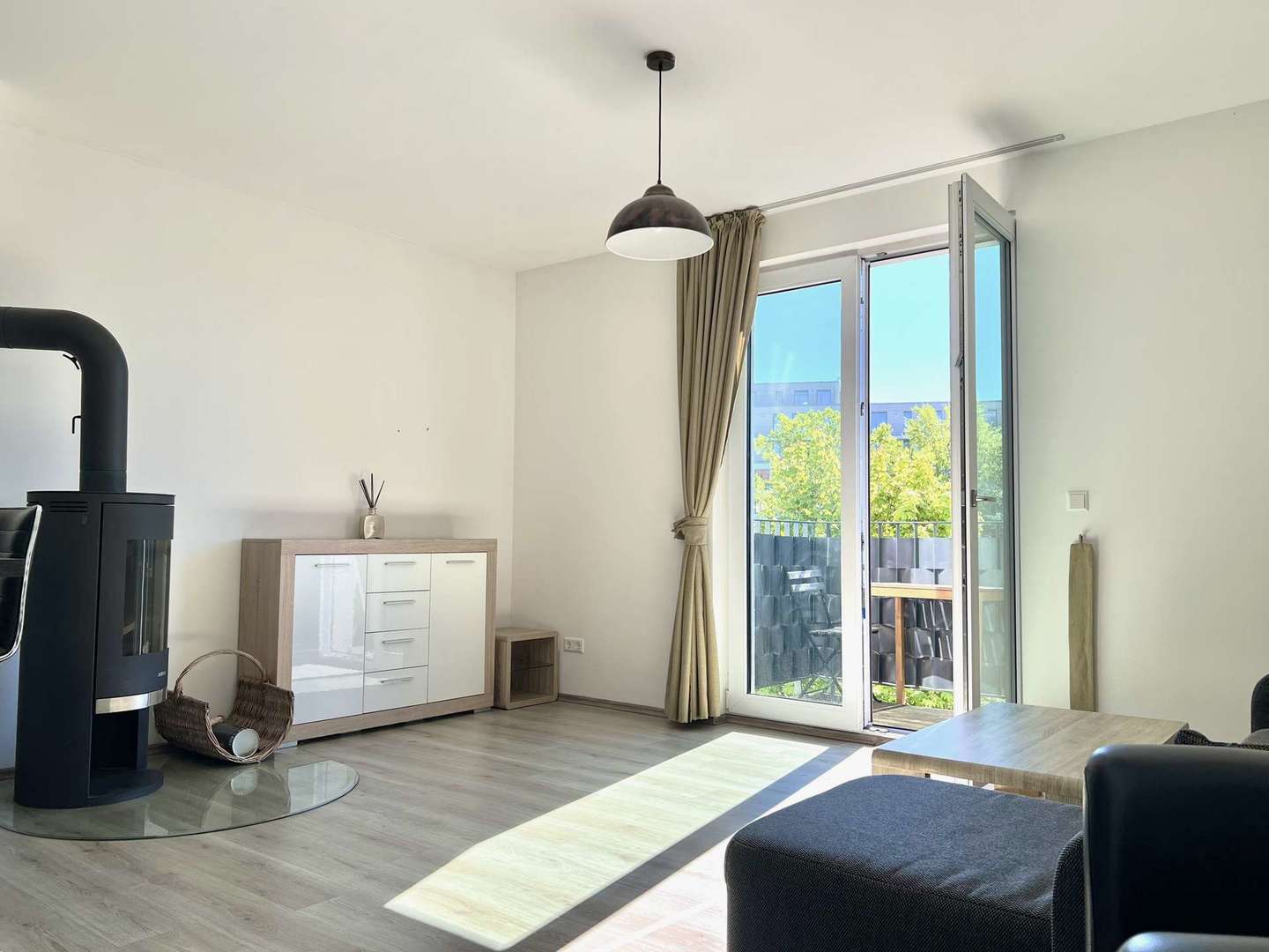 Wohnzimmer mit Balkonzugang