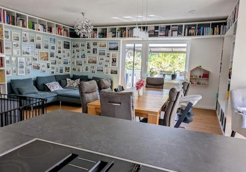 Blick von Küche ins Wohnzimmer