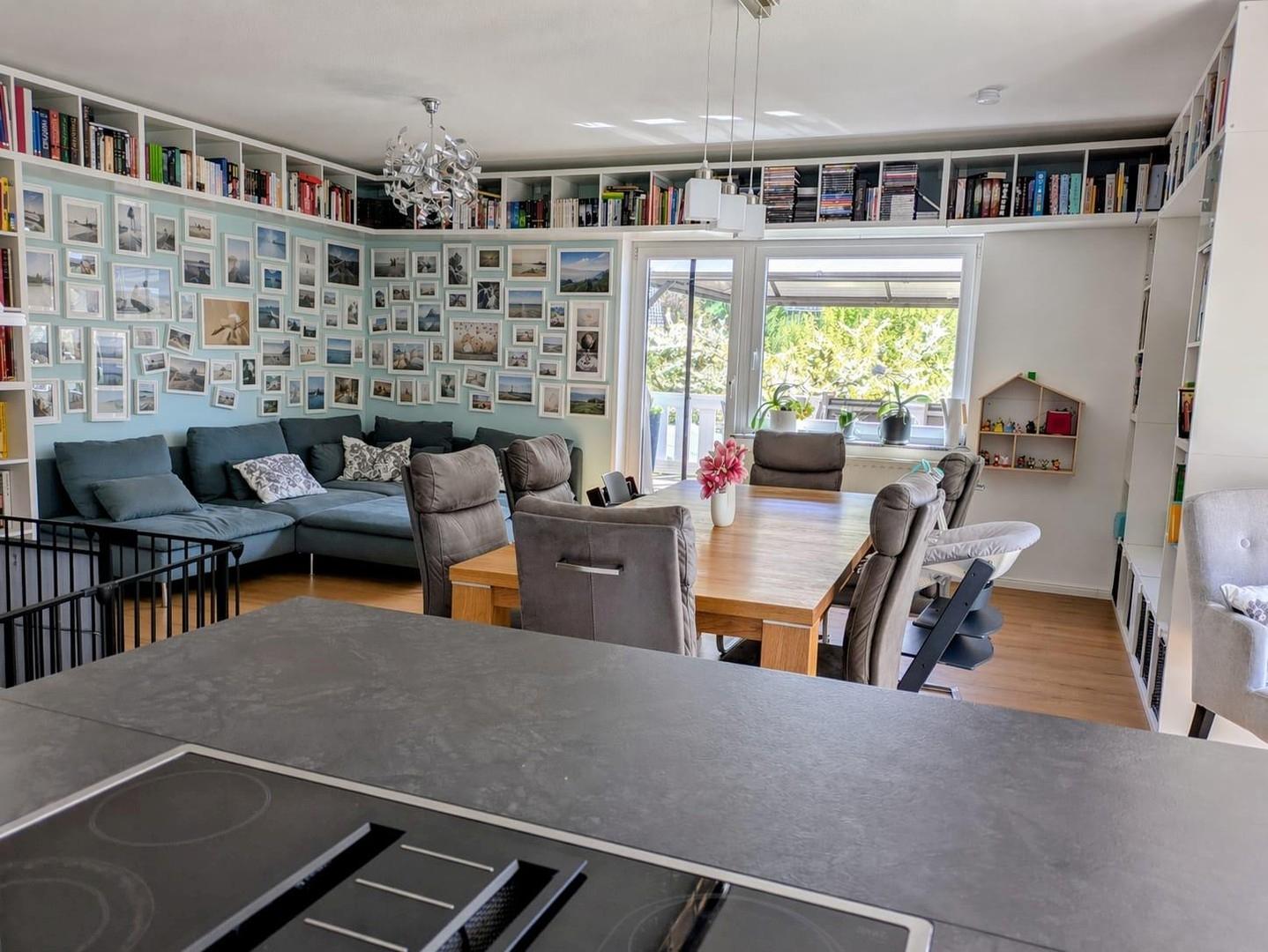 Blick von Küche ins Wohnzimmer
