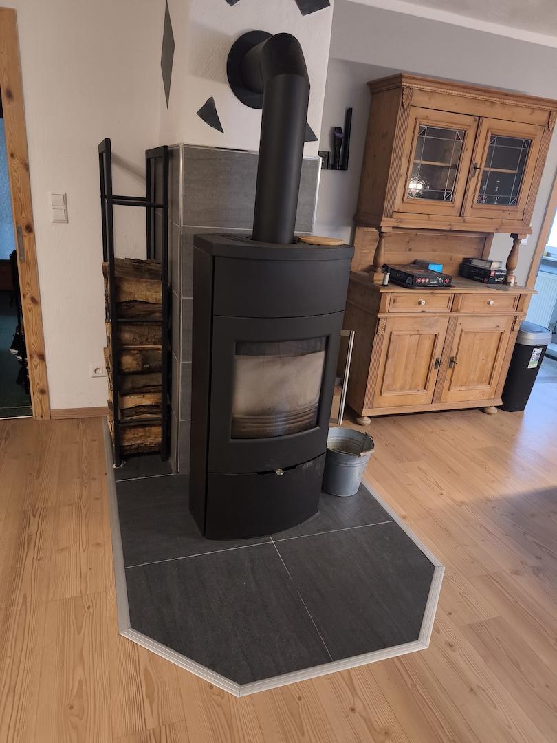 Holzofen im Wohnzimmer