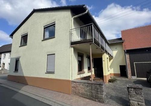3 Front mit Hof und Balkon