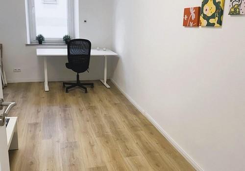 Zimmer mit Schreibtisch