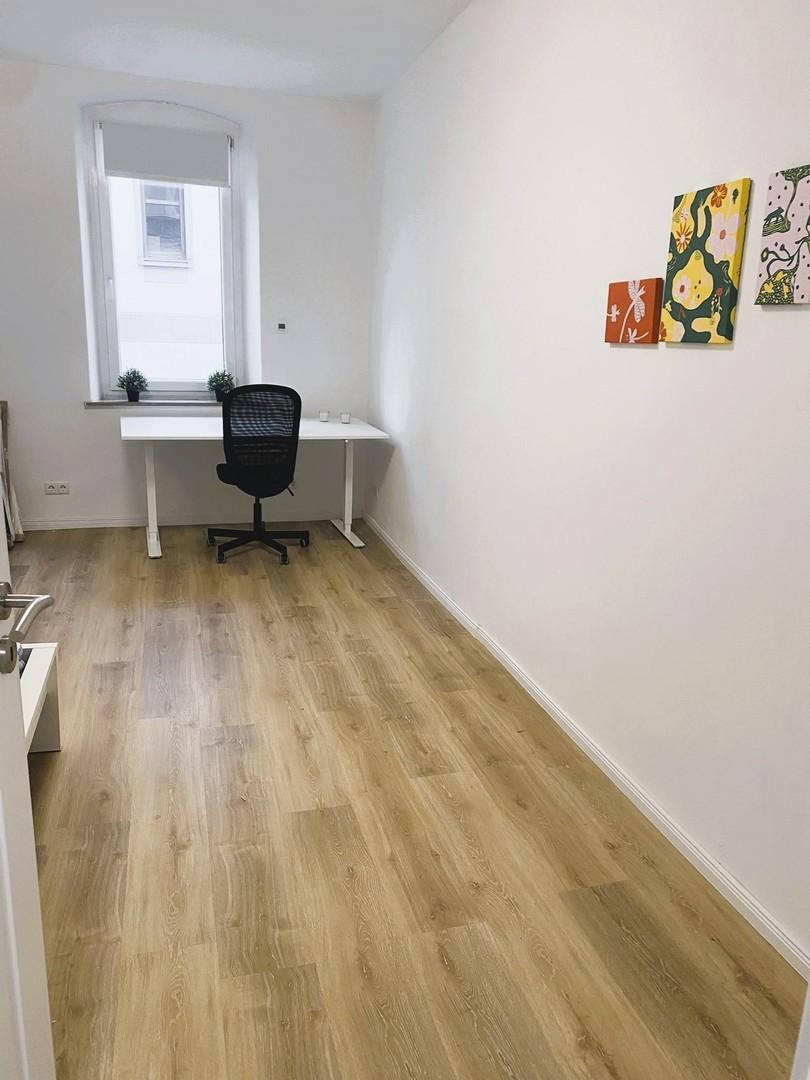 Zimmer mit Schreibtisch