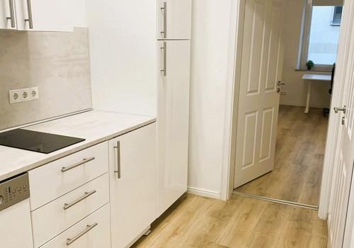 Küche mit Hochschrank