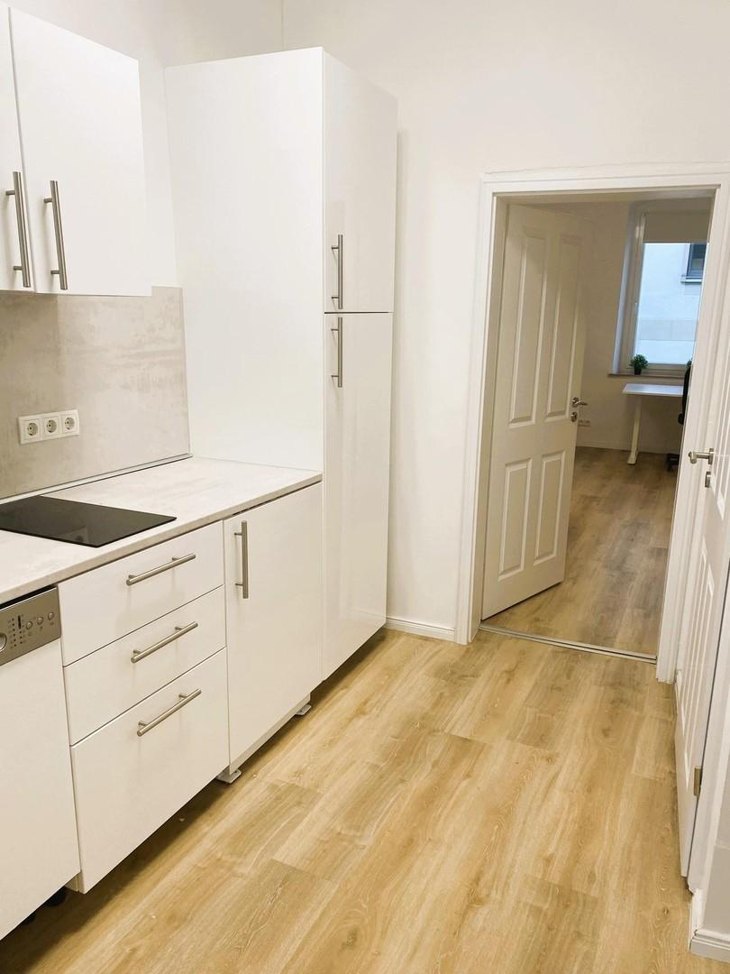 Küche mit Hochschrank