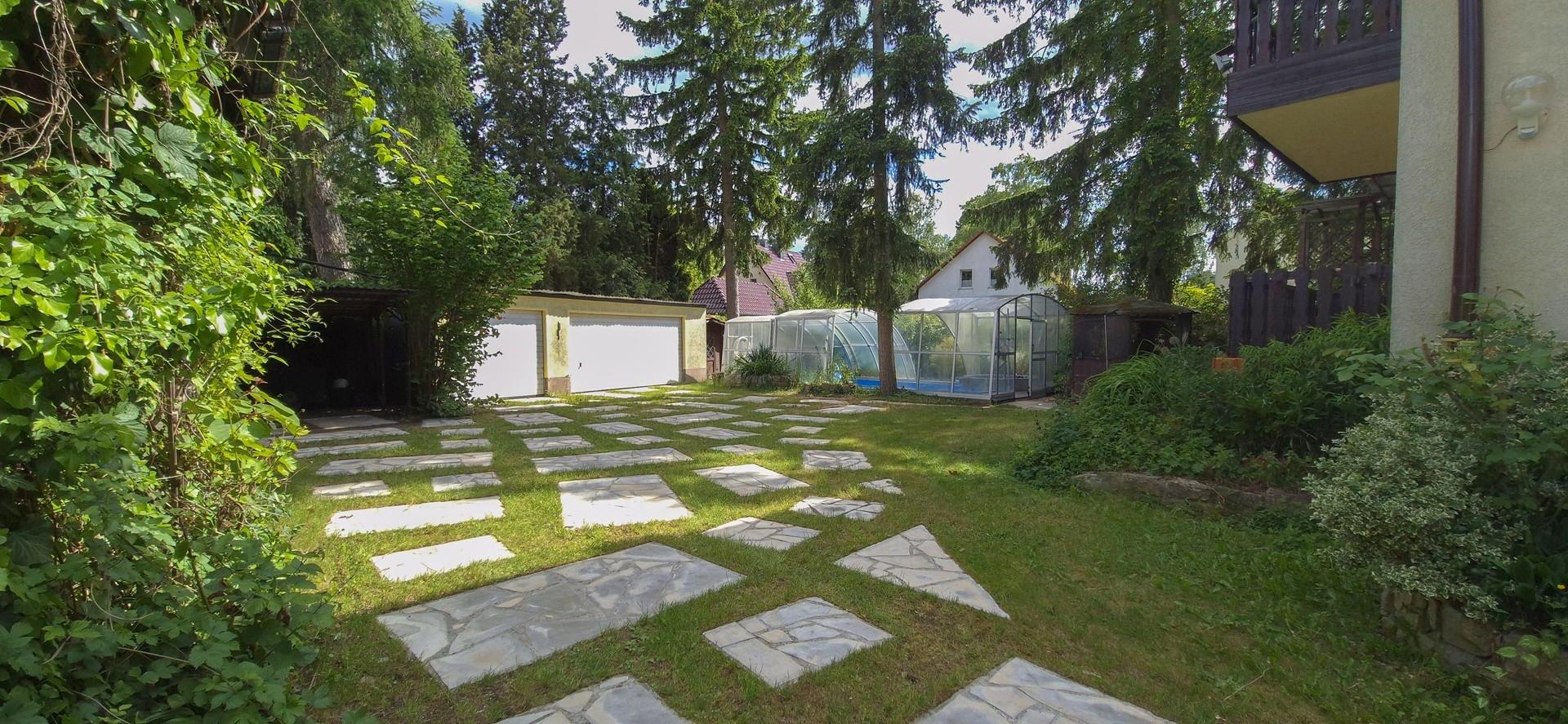 Garten mit Poolhaus und Garage