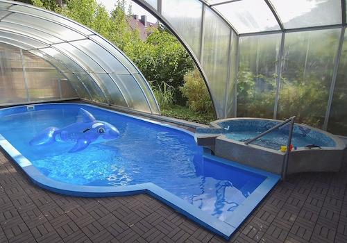 Pool, Whirlpool im Poolhaus