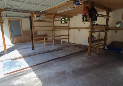 Garage innen mit Wartungsgrube