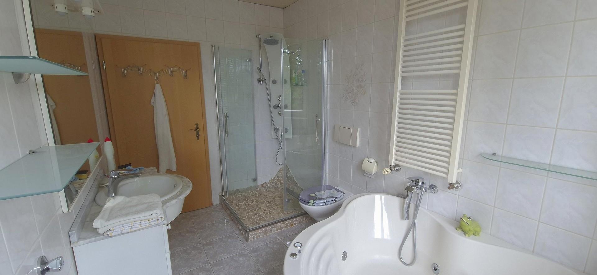 Badezimmer OG-Wohnung