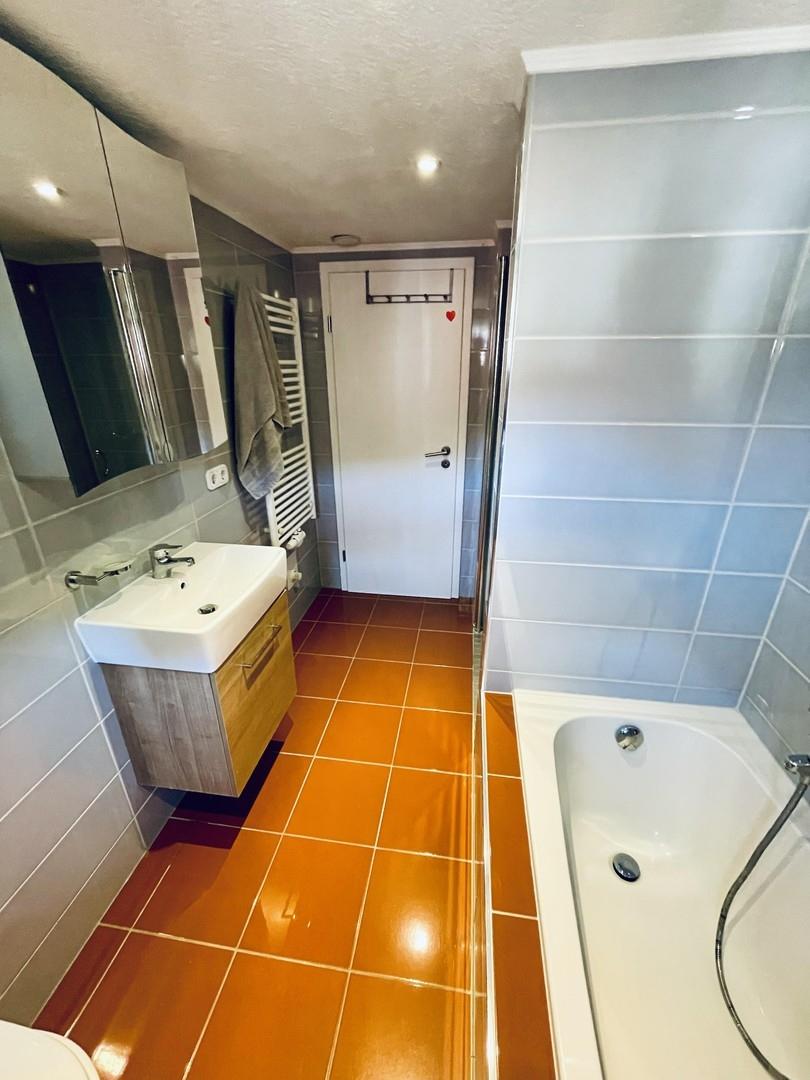 Bad mit Dusche & Wanne