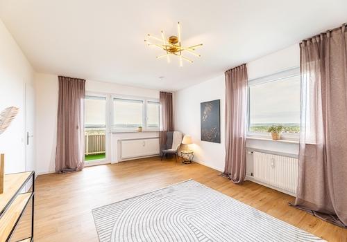 Helles Wohnzimmer mit Balkon