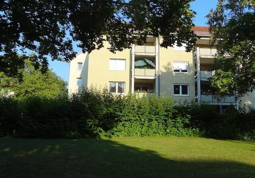 Hausansicht Garten mit Balkon