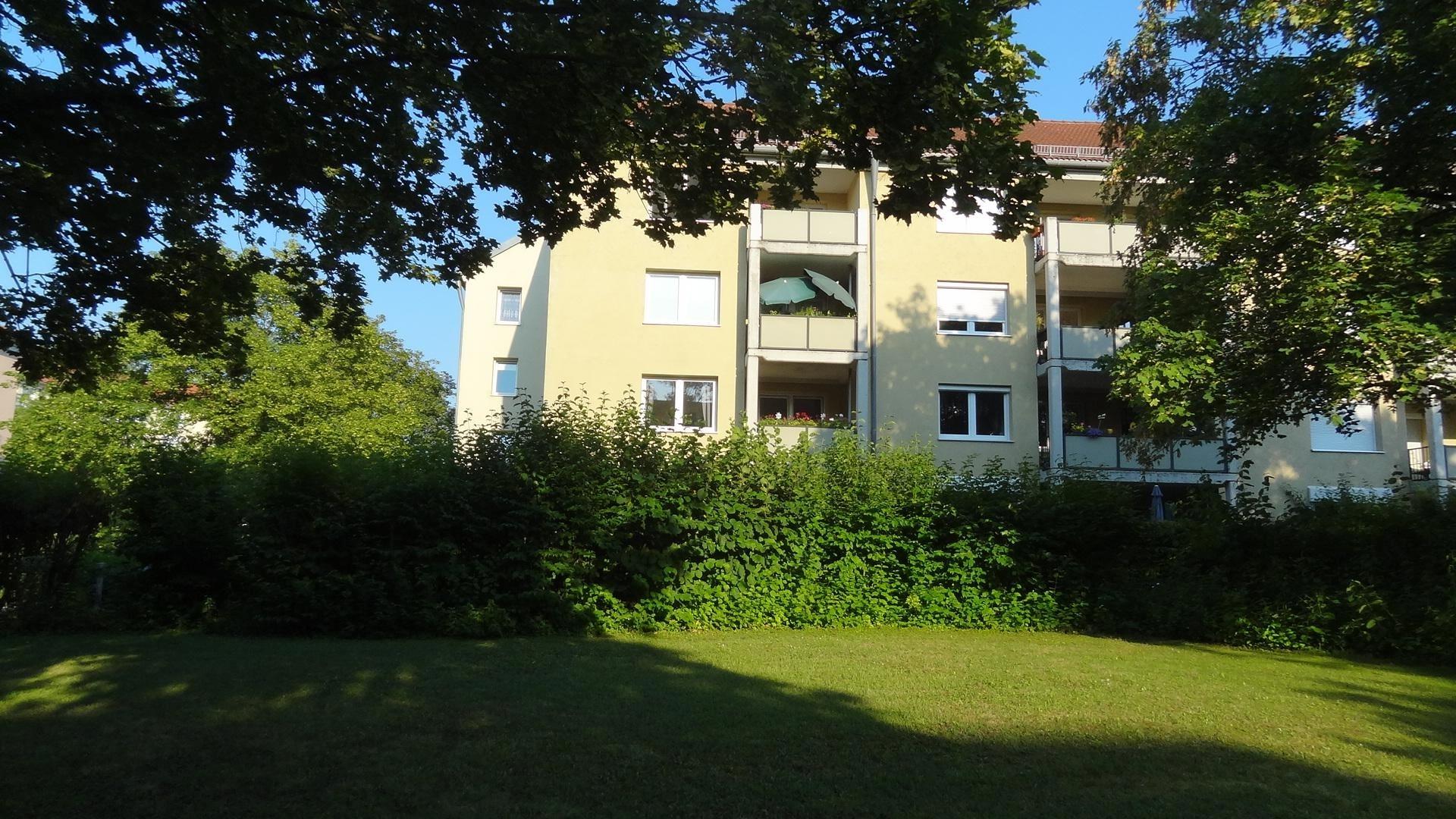 Hausansicht Garten mit Balkon