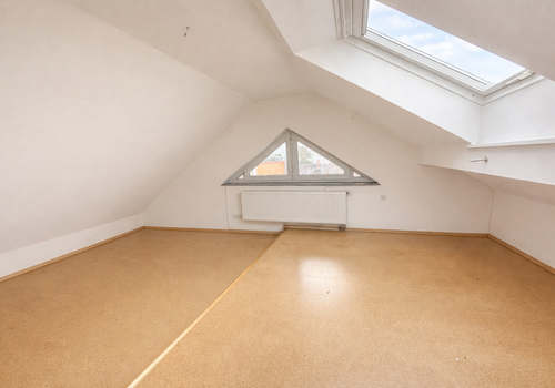 Raum im DG links